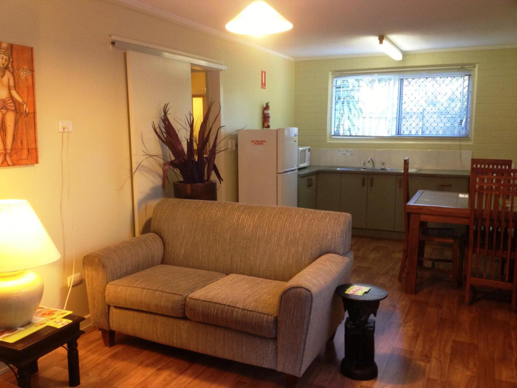 Coconut Palms On The Bay Aparthotel Hervey Bay Buitenkant foto