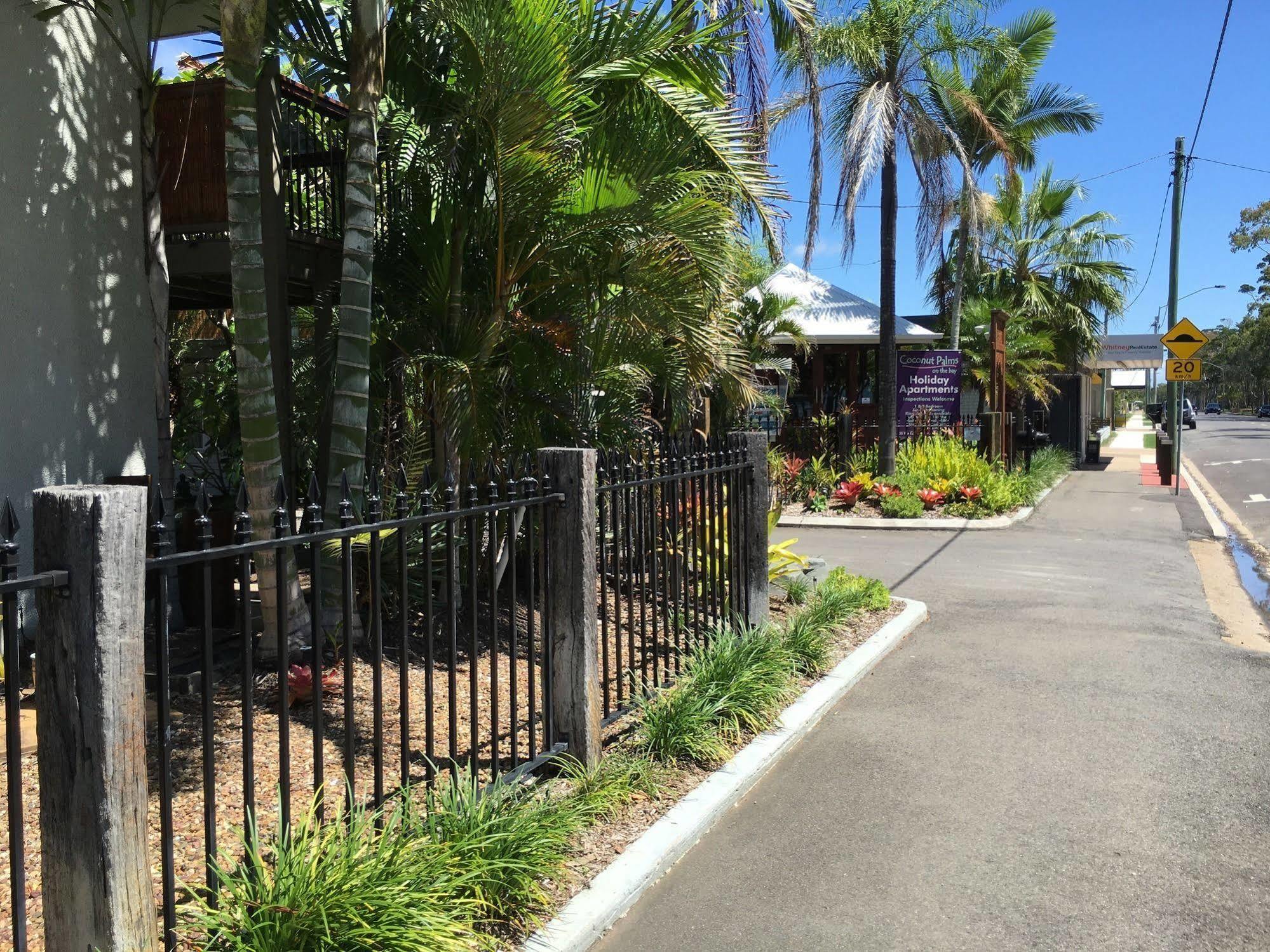 Coconut Palms On The Bay Aparthotel Hervey Bay Buitenkant foto