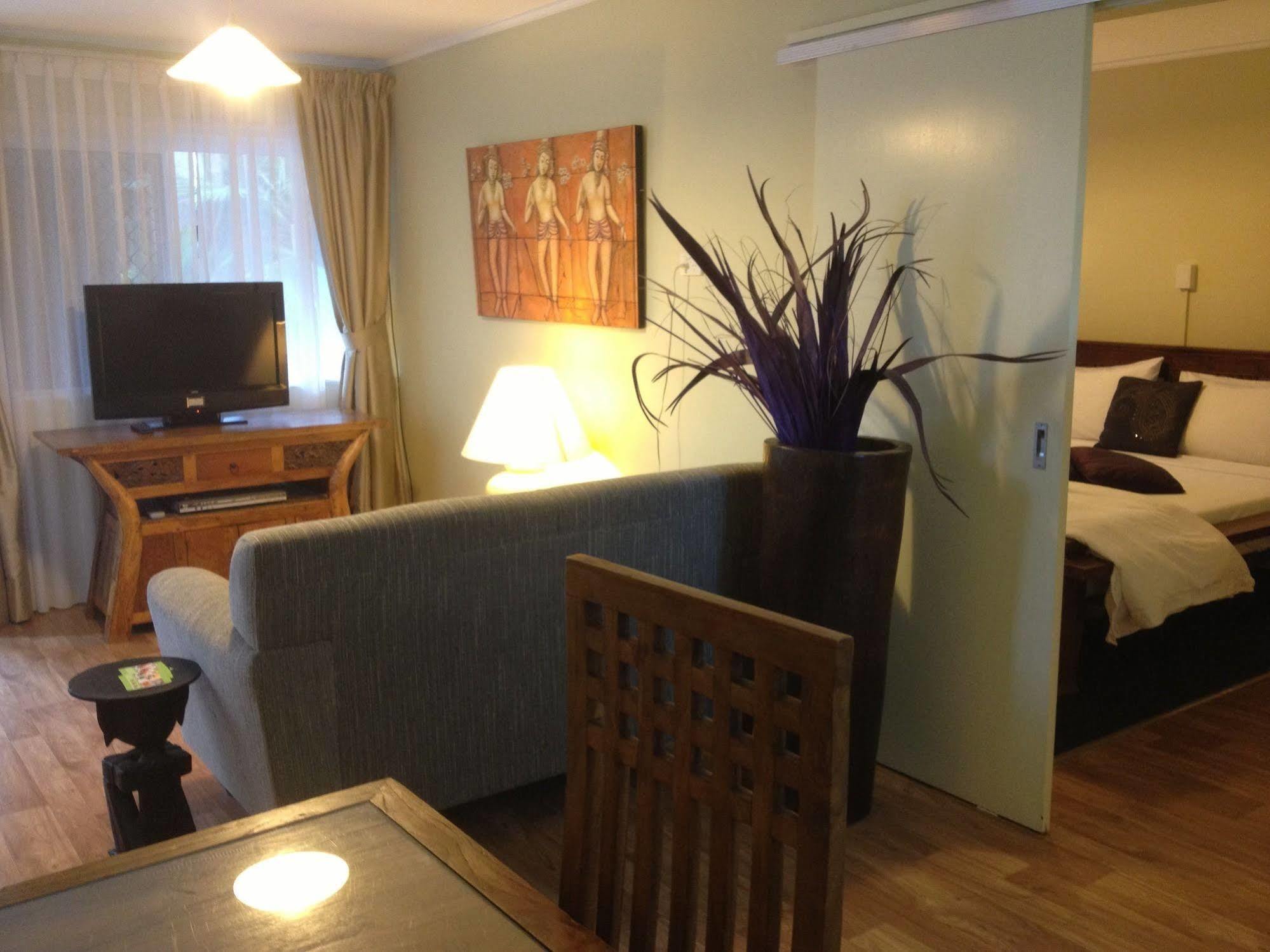 Coconut Palms On The Bay Aparthotel Hervey Bay Buitenkant foto