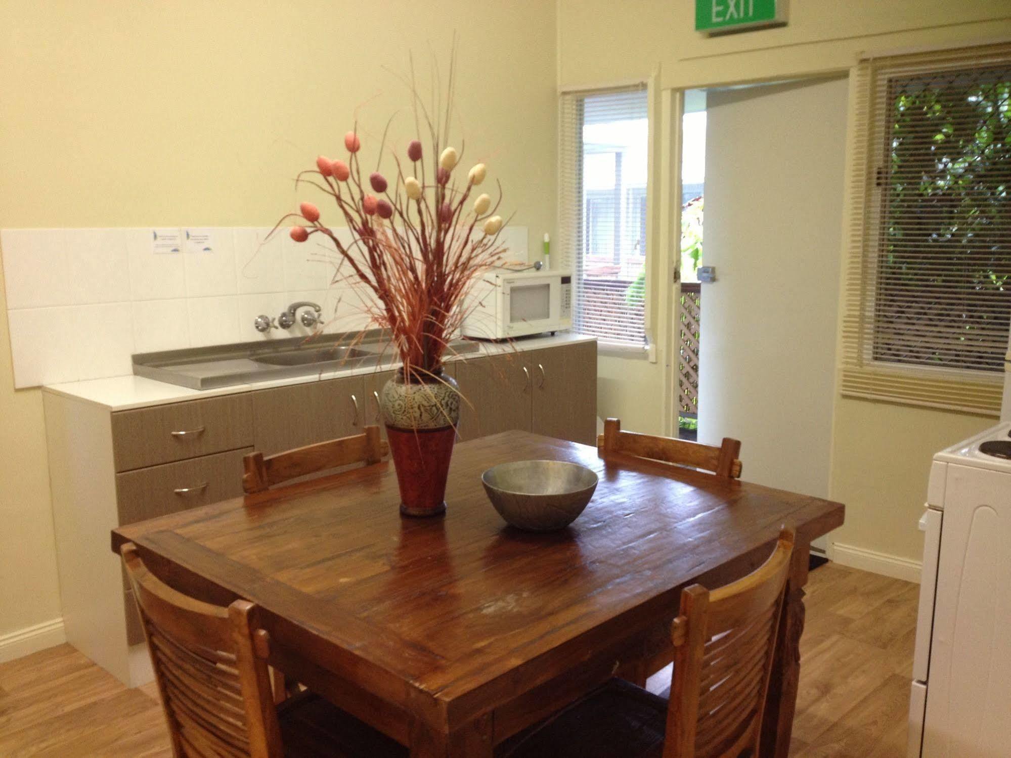 Coconut Palms On The Bay Aparthotel Hervey Bay Buitenkant foto