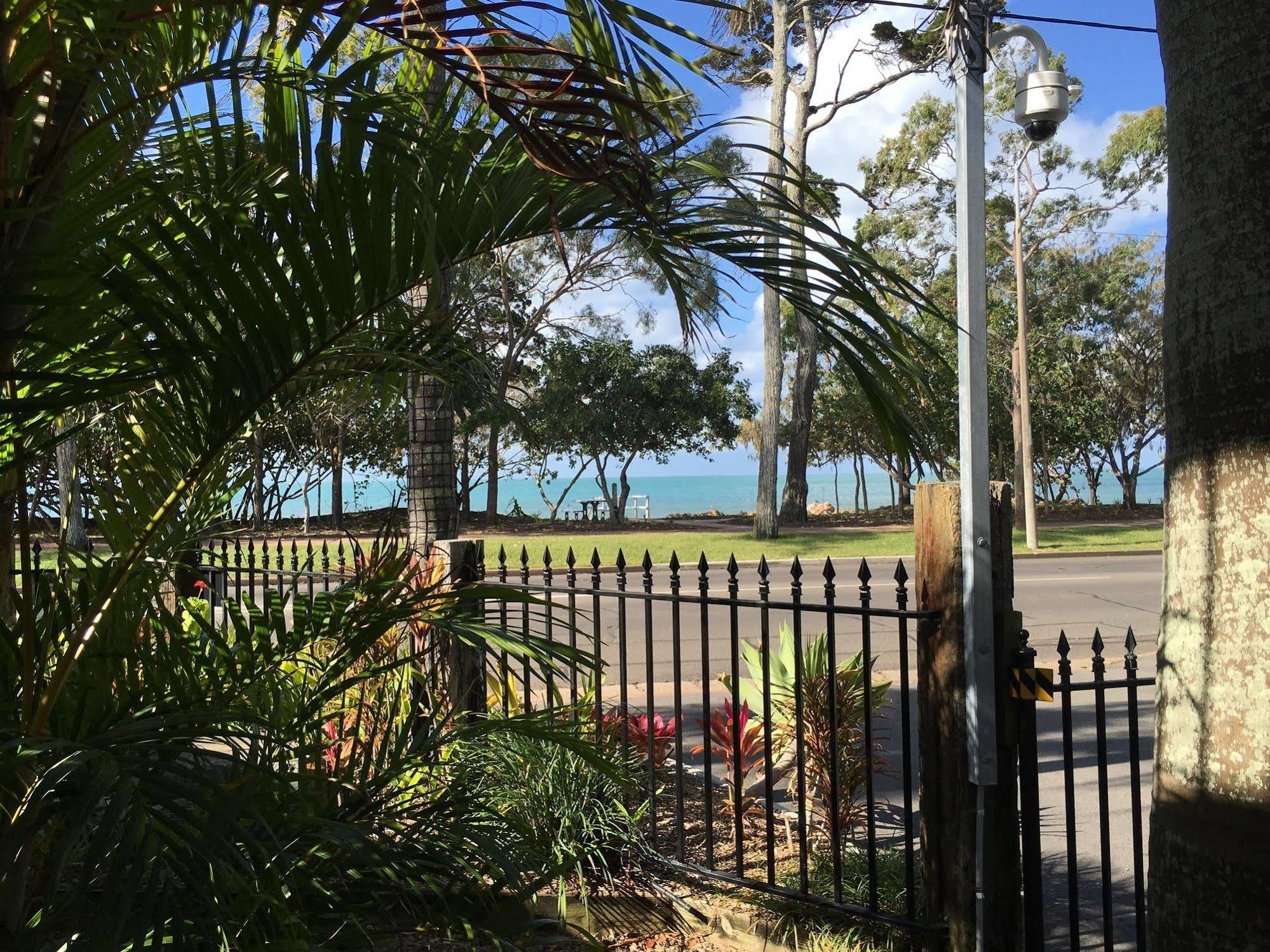 Coconut Palms On The Bay Aparthotel Hervey Bay Buitenkant foto